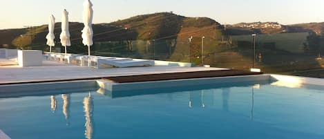 Una piscina al aire libre de temporada