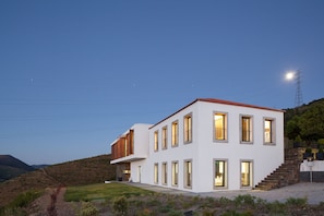 Fachada da propriedade à noite