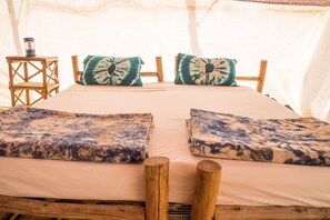 Bettwäsche aus ägyptischer Baumwolle, Tempur-Pedic-Betten, Schreibtisch