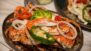 A seafood dish with crab legs, sliced onions, and green peppers. - Ecolodge de Lompoul (Lompoul)