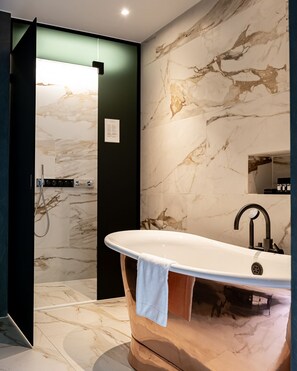 Baronsuite de Luxe | Kylpyhuone | Erillinen kylpyamme ja suihku, ilmaiset hygieniatuotteet