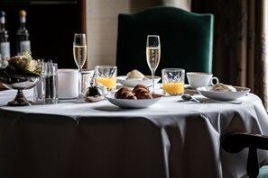 Colazione a buffet, servita tutte le mattine (25.00 EUR a persona)