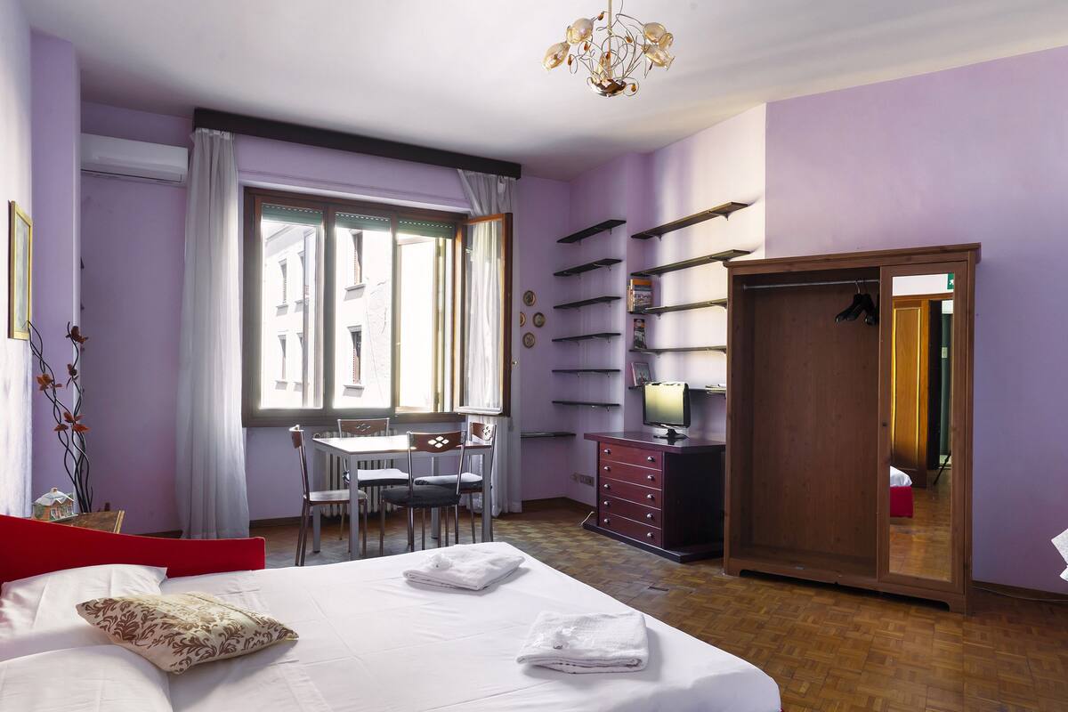 Eenvoudige vierpersoonskamer | Luxe beddengoed, een bureau, gratis wifi, beddengoed