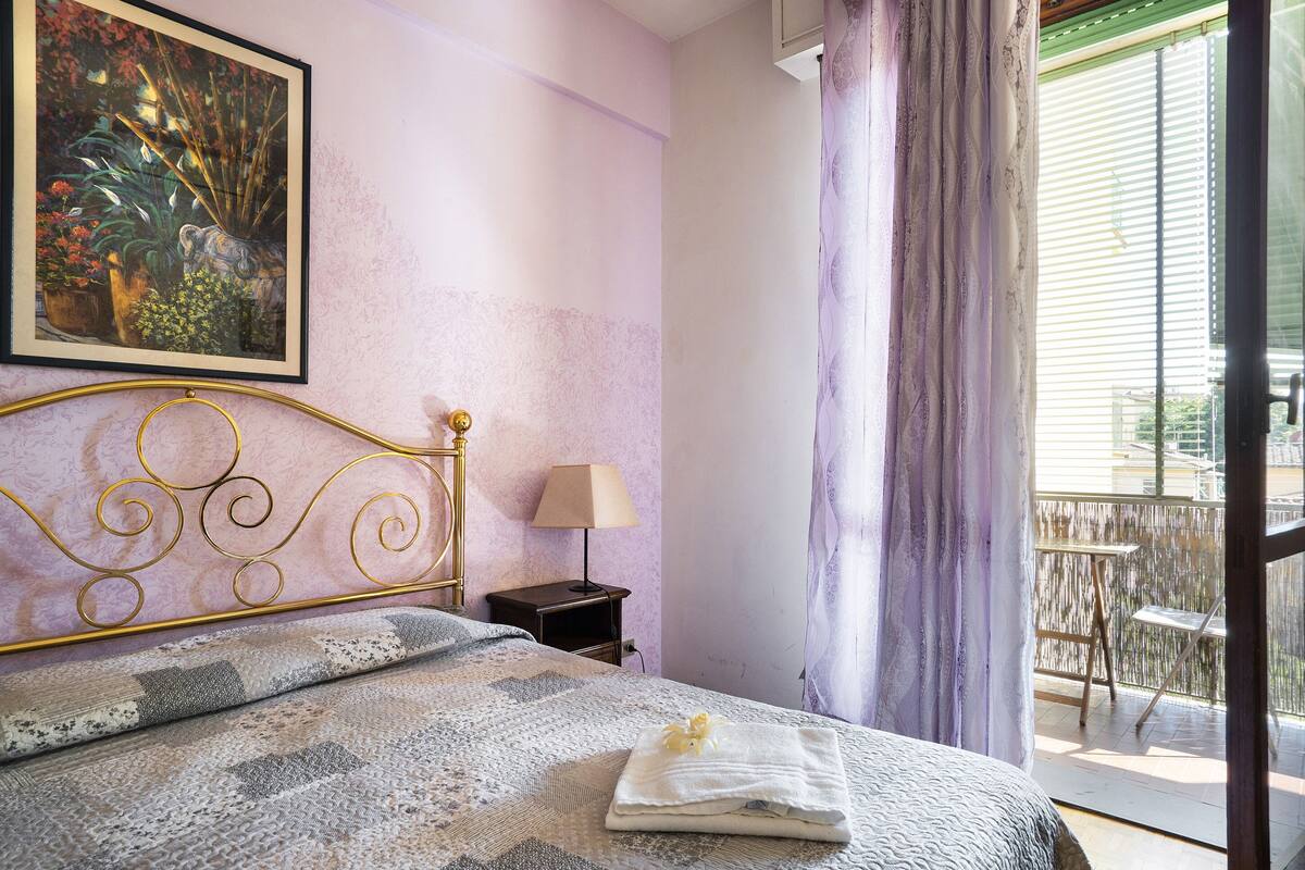 Luxe beddengoed, een bureau, gratis wifi, beddengoed