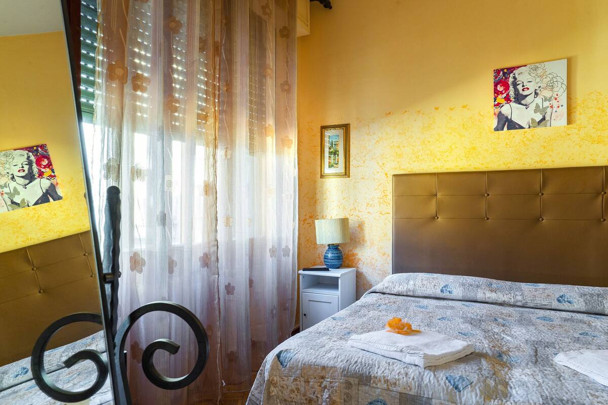Tweepersoonskamer | Luxe beddengoed, een bureau, gratis wifi, beddengoed