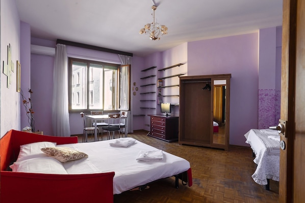 Chambre quadruple de base | Literie de qualité, bureau, accès au Wi-Fi (inclus), literie fournie