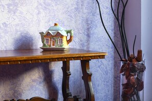 Chambre quadruple de base | Literie de qualité, bureau, accès au Wi-Fi (inclus), literie fournie