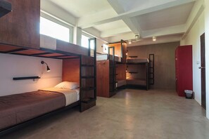 Gemeinsamer Premium-Schlafsaal, 1 Schlafzimmer, Terrasse | Hochwertige Bettwaren, individuell eingerichtet, Schreibtisch