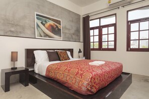 Deluxe Room with shared bathroom | 高級寢具、布置獨特、書桌、隔音