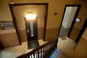 A hotel hallway with a sign for 'Hostal BCN46' and a door labeled 'ENTRESOL'. - Hostal Bcn 46 (Barcelona)