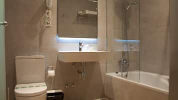 Kostenlose Toilettenartikel, Haartrockner, Handtücher