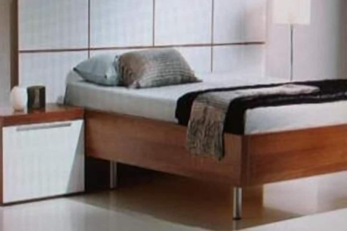 Un dormitorio moderno con estructura de cama de madera, una mesita de noche y una lámpara de noche.