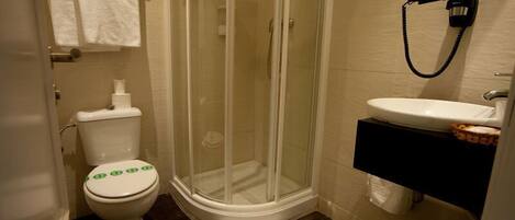 Un baño con inodoro, ducha y lavamanos.