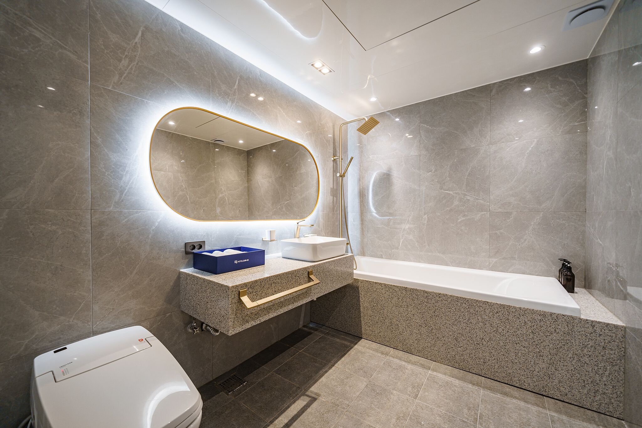 Premium Double Room | Bathroom | Combined shower/tub, free toiletries, hair dryer, bathrobes