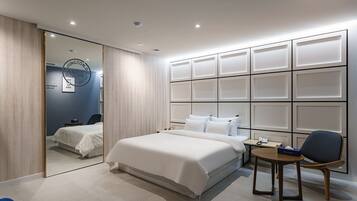 Desk, laptop workspace, free WiFi