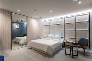 Escritorio, espacio para trabajar con laptop y wifi gratis 