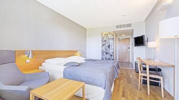 Standard Twin Room | 1 bedroom, desk, blackout drapes, iron/ironing board