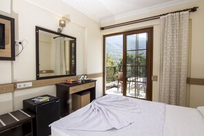 ห้องสแตนดาร์ดดับเบิลหรือทวิน, วิวสวน | เครื่องนอนระดับพรีเมียม, Wi-Fi ฟรี, ผ้าปูที่นอน