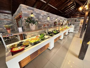 Melayani sarapan, makan siang, dan makan malam