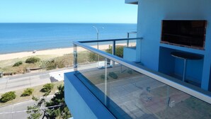 Un balcón con vista despejada a la playa y al océano.