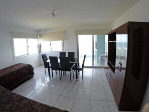 Full-sized fridge, microwave, stovetop, cookware/dishes/utensils - Apart Hotel Punta Sol (Punta del Este)