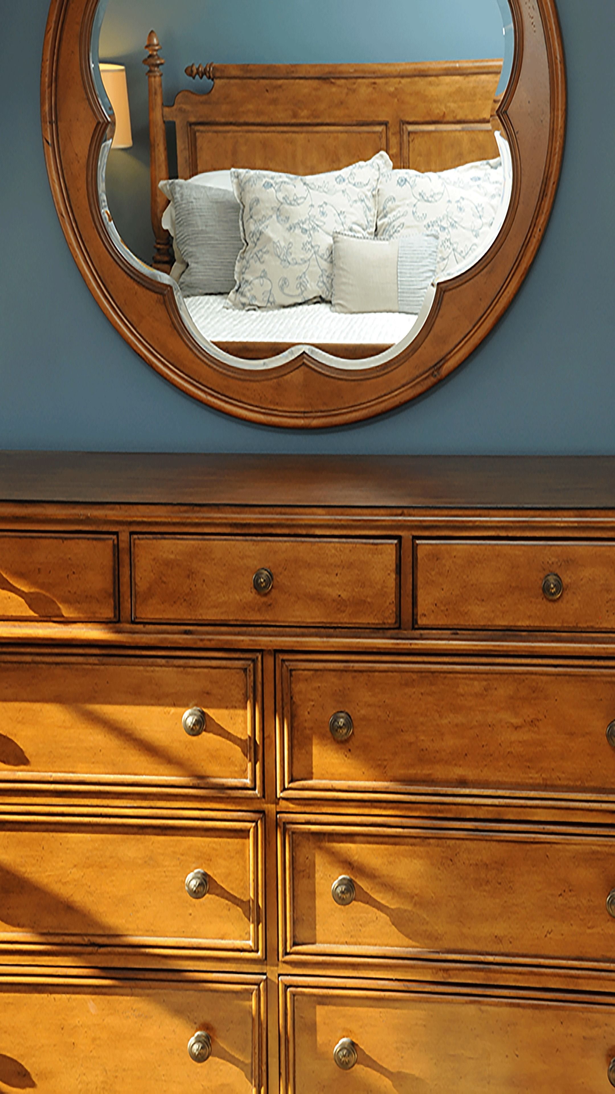 Un dormitorio con cabecera de madera y cómoda con varios cajones.
