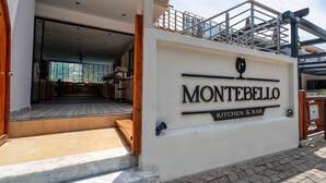 Ein Restaurant namens Montebello mit einem Schild, das es als Küche und Bar kennzeichnet.