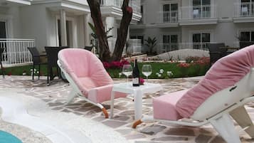 Poolside bar