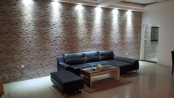 Suite Eksekutif | Seprai katun Mesir, tempat tidur Tempur-Pendic, minibar, dan brankas