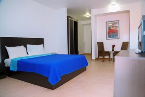 Double Room | Egyptian cotton sheets, Tempur-Pedic beds, minibar, in-room safe - Riviera Taouyah Hotel (Conakry)