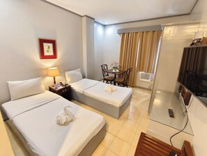 Värdeförvaringsskåp på rummet och mörkläggningsgardiner