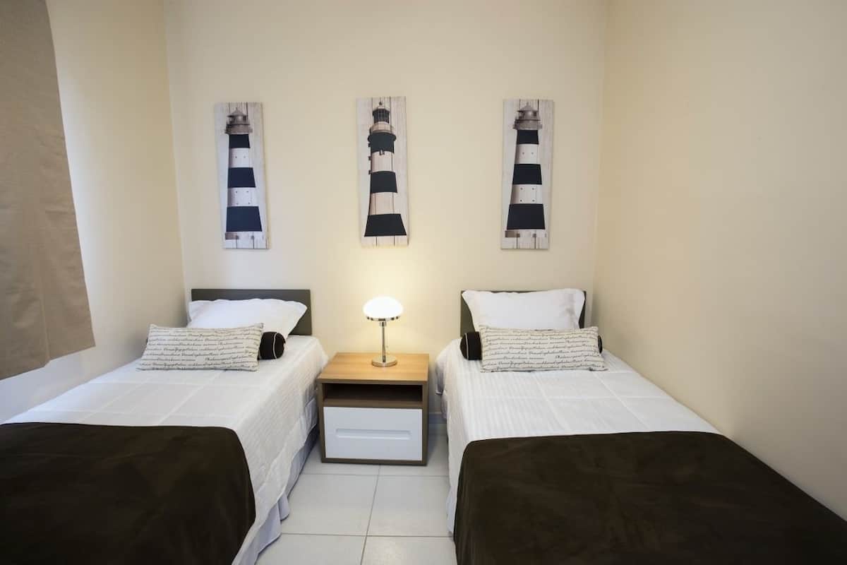Twin kamer (Villa Twin) | Een minibar, een kluis op de kamer, een strijkplank/strijkijzer