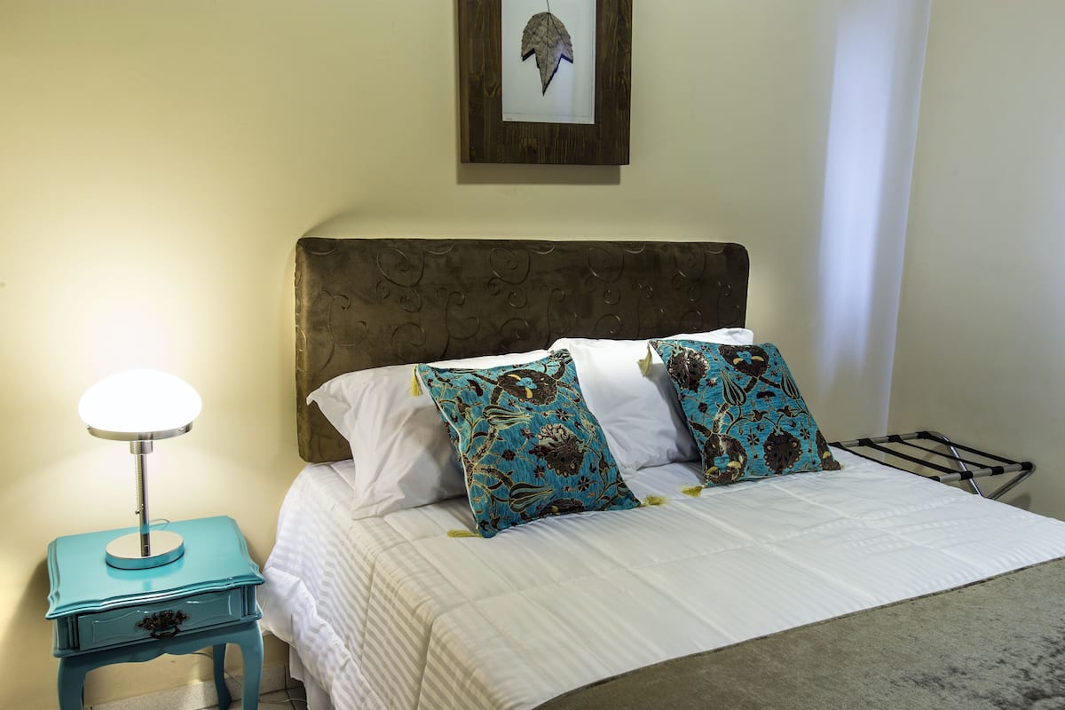 Kamer (Villa Premium) | Een minibar, een kluis op de kamer, een strijkplank/strijkijzer