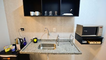 Quarto triplo (Villa Triple) | Cozinha americana privada | Geladeira grande, micro-ondas, talheres/pratos/utensílios de cozinha