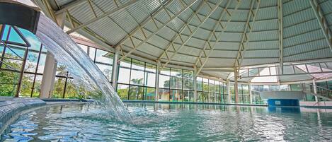 4 piscines cobertes, 3 piscines a l'aire lliure, para-sols i gandules