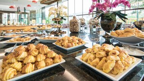 Een buffet met diverse gebakjes en desserts.
