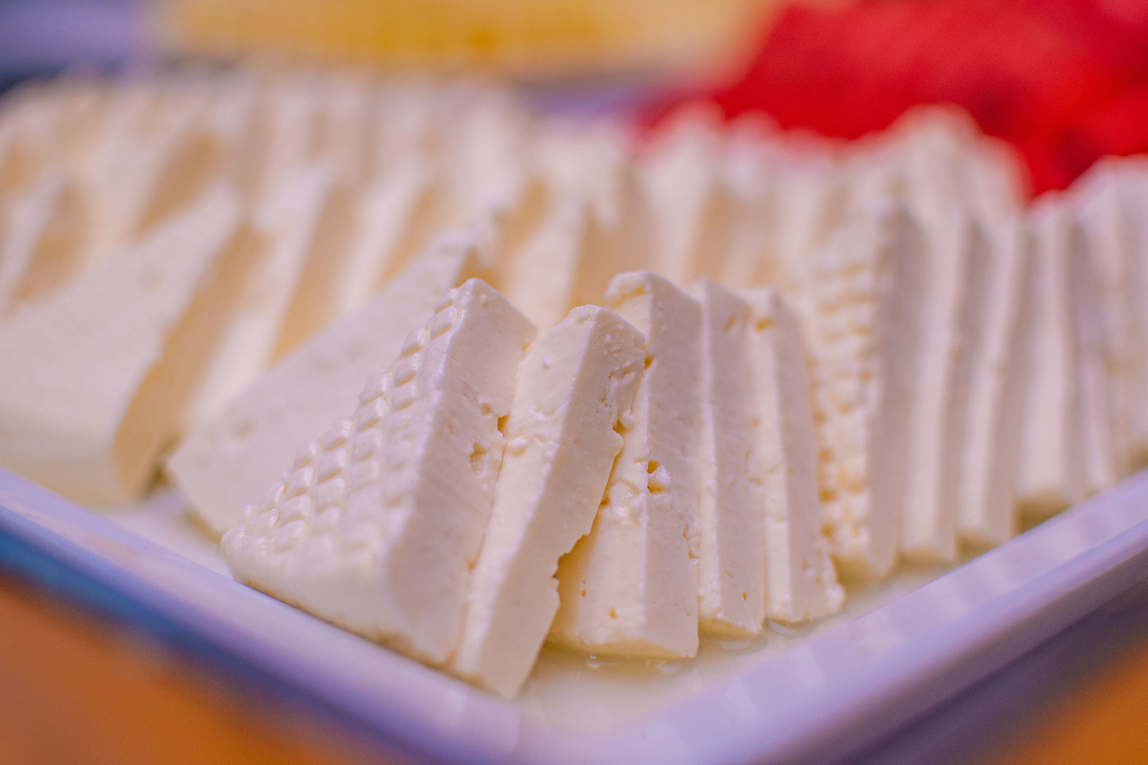 Primer plano de cubos de tofu blanco sobre un plato.