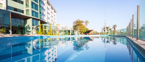 4 indoor pools, 3 outdoor pools, pool umbrellas, sun loungers