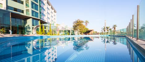 4 piscines couvertes, 3 piscines extérieures, parasols de plage