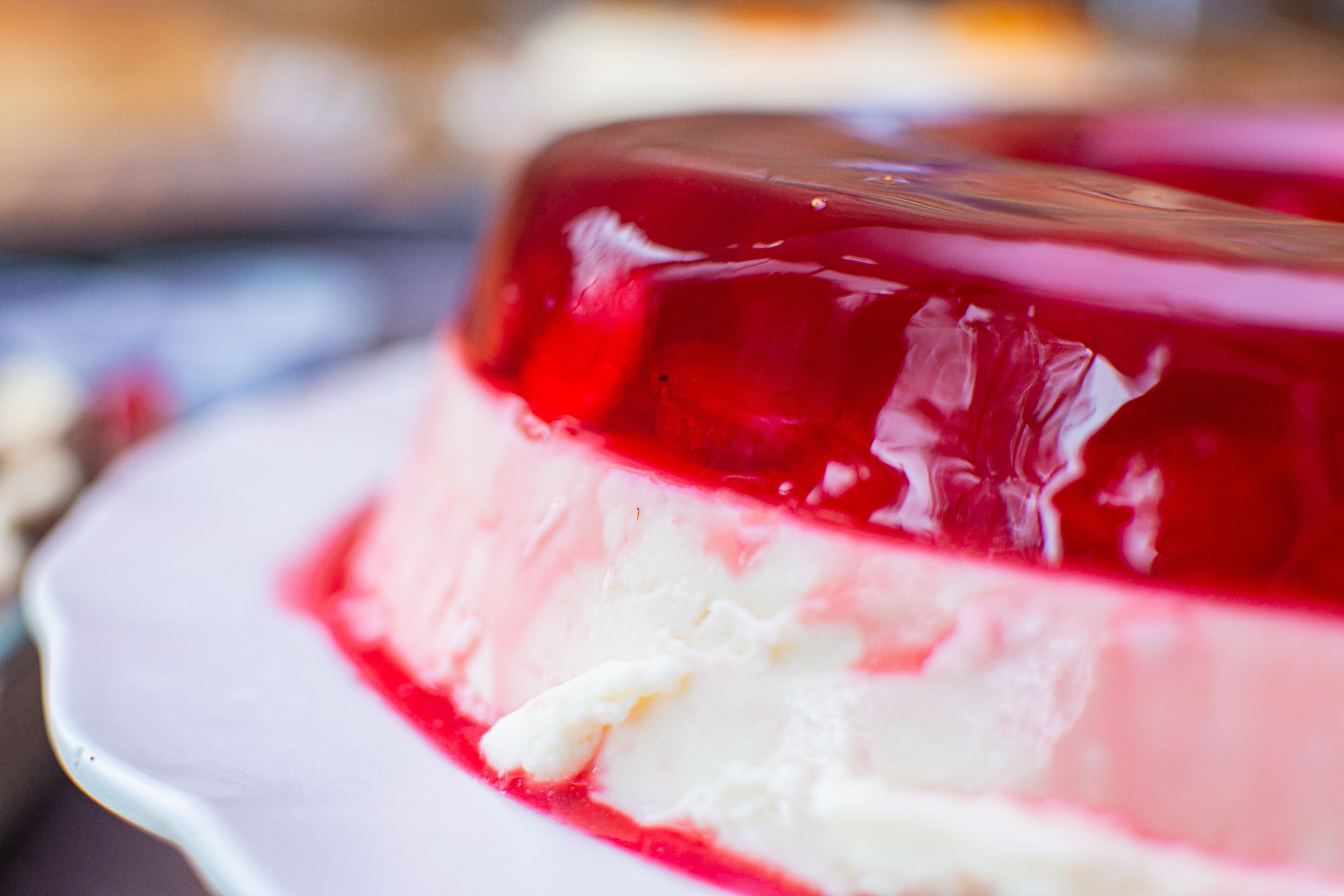 Ein Dessert mit einer glänzenden roten Oberstufe und einer weißen Unterstufe.