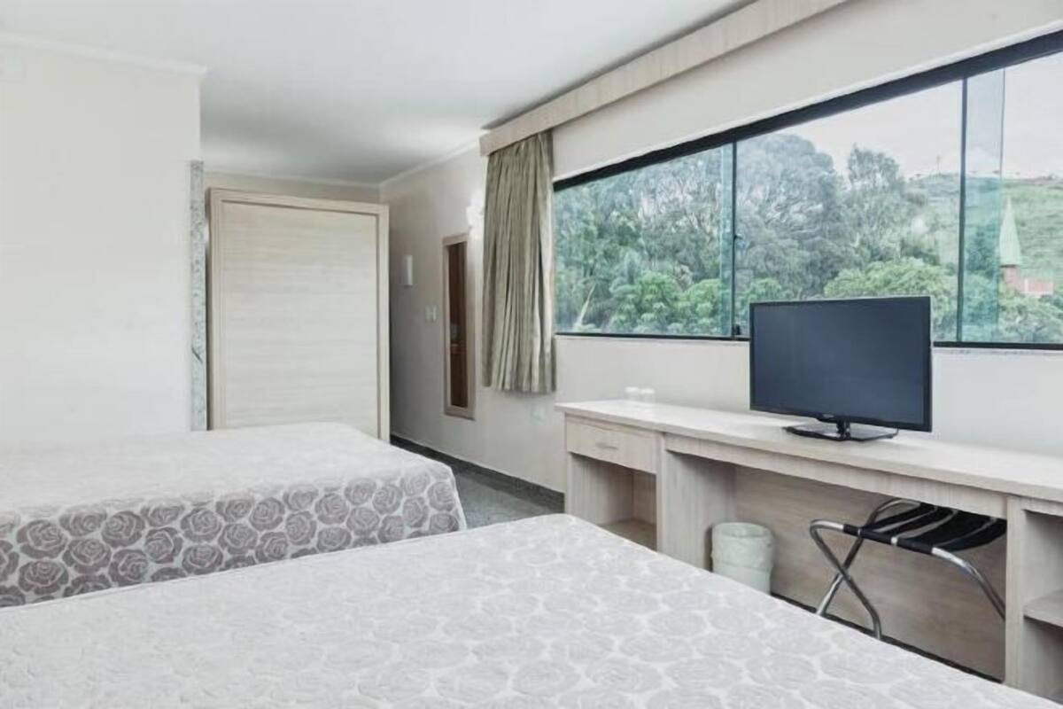 Minibaari, tallelokero huoneessa, pimennysverhot, ilmainen Wi-Fi