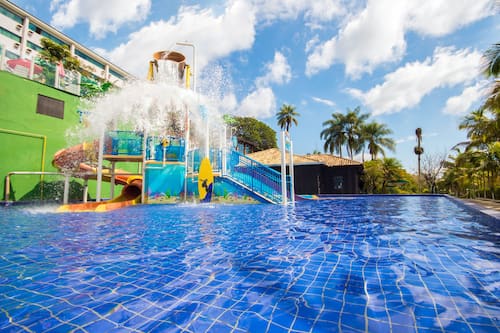 4 piscinas internas, 3 piscinas externas, guarda-sóis, espreguiçadeiras