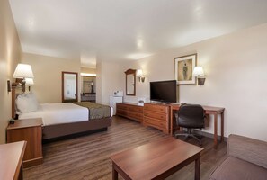 Suite, 1 cama de matrimonio grande, no fumadores, microondas | Mobiliario individual, escritorio, espacio para trabajar con un portátil