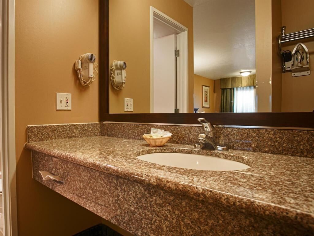 Badrum | Badkar/dusch, djupt badkar och duschhuvud med massagefunktion