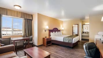 Suite, 1 kingsize-seng, ikke-røyk, mikrobølgeovn | Individuelt innredet, skrivebord og skrivebord for bærbar PC