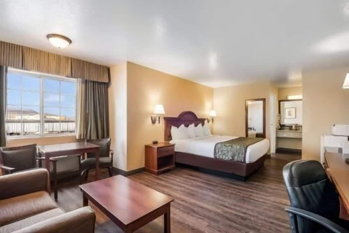 Muebles diferentes, escritorio y espacio para trabajar con laptop