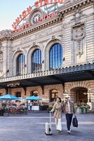 El exterior de la Estación Union con un letrero del Hotel Crawford.