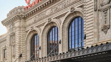 En historisk byggnad med en stor skylt ovanför ingången där det står "Union Station" och "Resor och transport".