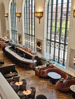 2 bars/lounges at The Crawford Hotel