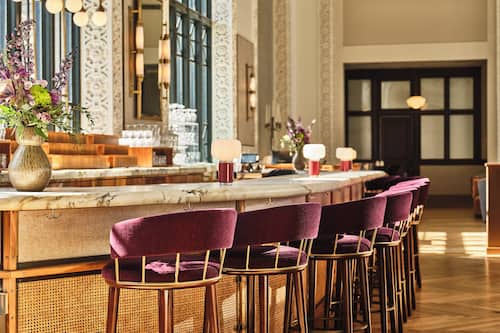 2 bars/lounges